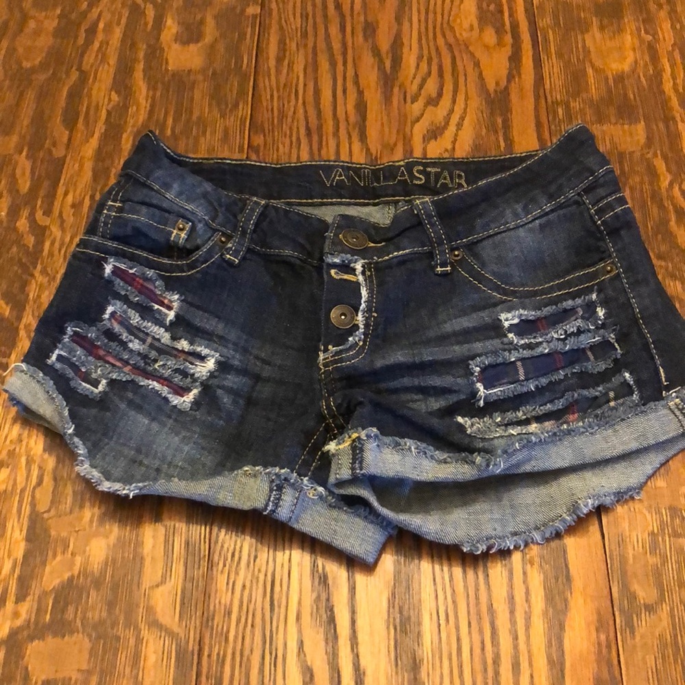 Jean shorts with plaid pattern under pocket